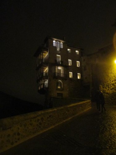Foto: Casas Colgadas de noche y bajo la lluvia - Cuenca (Castilla La Mancha), España