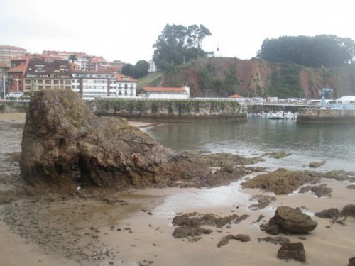 Foto: El puerto visto desde una playa - Candás (Asturias), España