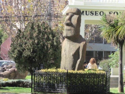 Foto: Moai de la Isla de Pascua en el exterior del Museo Fonk - Viña del Mar (Valparaíso), Chile