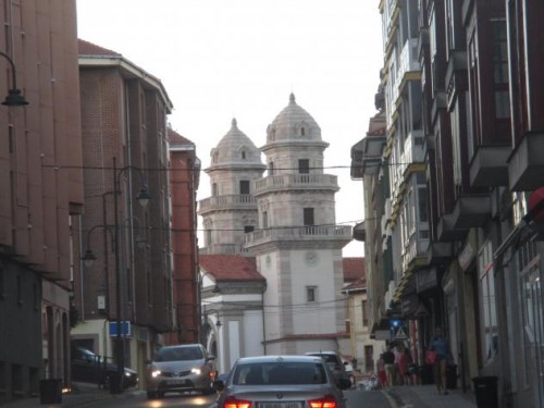 Foto: Calle en el centro que llega hasta la iglesia de San Félix - Candás (Asturias), España