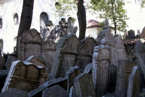 Foto: Lápidas amontonadas en el cementerio judío - Praga (Hlavní Mesto Praha), República Checa