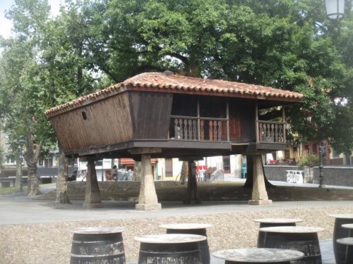 Foto: Hórreo en la plaza de Carbayedo - Áviles (Asturias), España