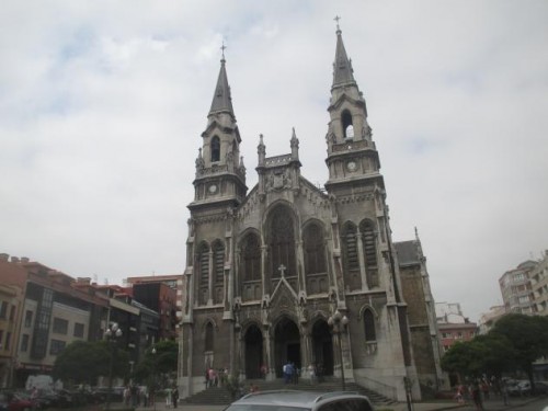 Foto: La preciosa fachada de Santo Tomás de Canterbury - Áviles (Asturias), España