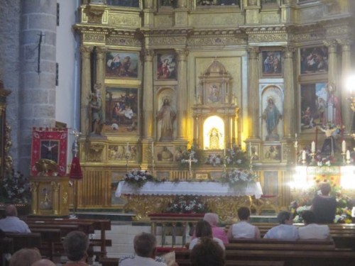 Foto: Interior de la iglesia antes de la ceremonia litúrgica - Almoguera (Guadalajara), España
