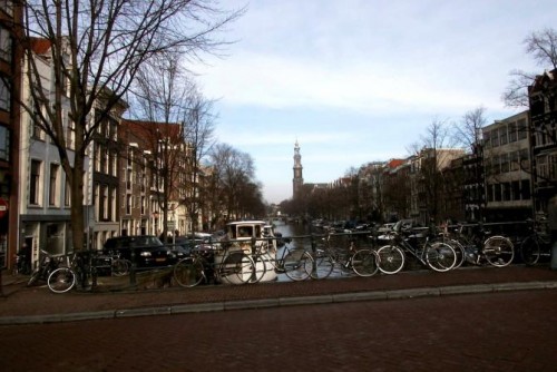 Foto: Bicicletas sobre un puente del canal - Amsterdam (North Holland), Países Bajos