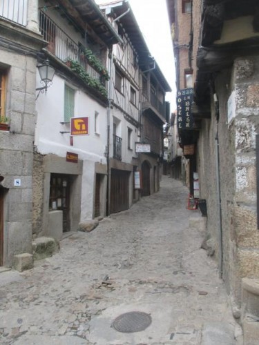 Foto: Calle con las edificaciones de piedra típicas de esta zona - La Alberca (Salamanca), España