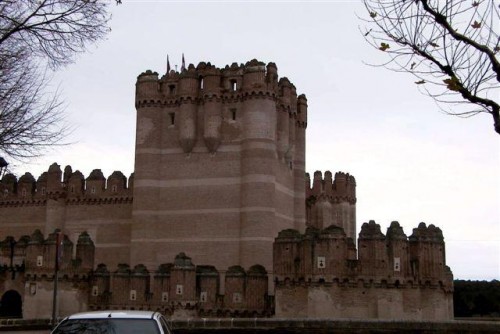 Foto: El castillo visto desde el exterior - Coca (Segovia), España