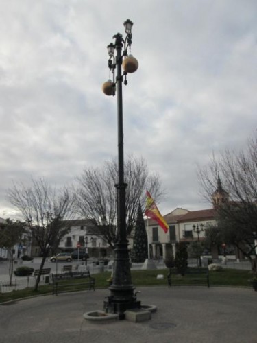 Foto: Farola y también fuente en la plaza de España - Torrejón de Velasco (Madrid), España