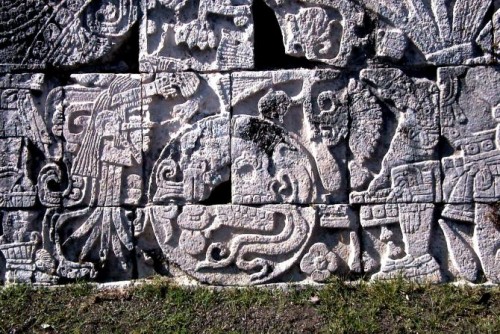 Foto: Muro de piedra con grabados mayas - Chichén-Itzá (Yucatán), México