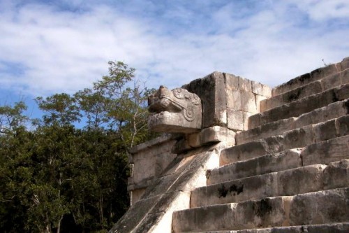 Foto: Cabeza de la serpiente en el templo de Kukulkán - Chichén-Itzá (Yucatán), México