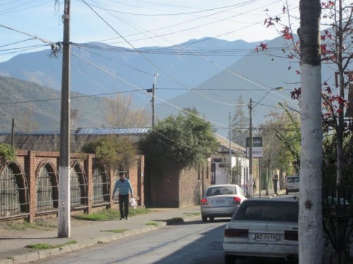 Foto: Calle de la localidad con la cordillera como telón de fondo - San José de Maipo (Región Metropolitana), Chile