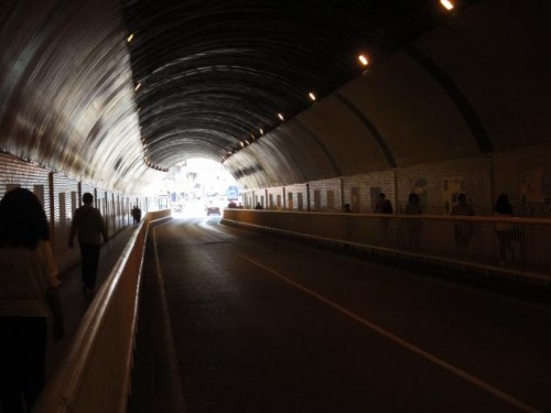Foto: Peatones en el túnel de Pereda - Santander (Cantabria), España