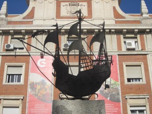 Foto: Carabela de metal junto a la entrada del Museo de América - Madrid (Comunidad de Madrid), España