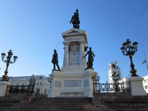 Foto: Conjunto escultórico en homenaje al comandante Arturo Prat - Valparaíso, Chile
