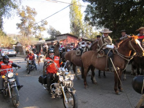 Foto: Concentración de huasos a caballo y de moteros - Pomaire (Región Metropolitana), Chile