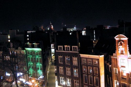 Foto: Edificios iluminados cerca de la plaza Dam - Amsterdam (North Holland), Países Bajos