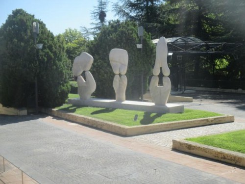 Foto: Tres mujeres en el museo de esculturas - Leganés (Madrid), España