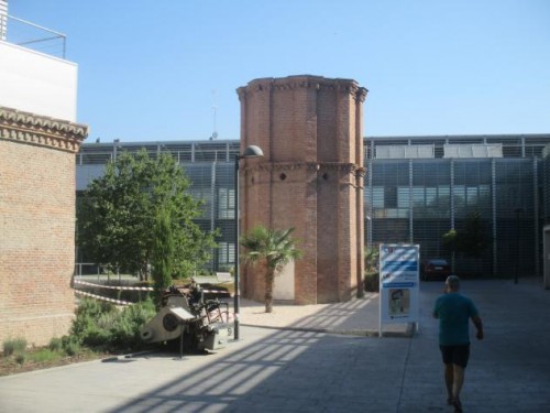 Foto: Antigüa torre de ladrillo junto al centro de salud mental - Leganés (Madrid), España