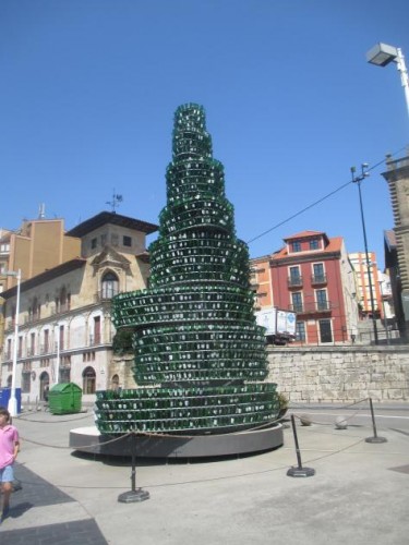 Foto: Árbol hecho con botellas de sidra - Gijón (Asturias), España