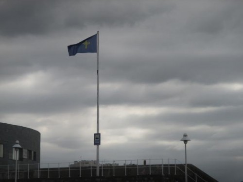 Foto: Bandera del Principado ondeando en el puerto al atardecer - Gijón (Asturias), España