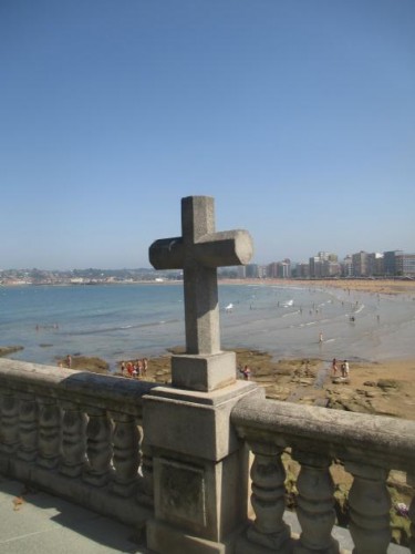 Foto: Cruz junto a la playa de San Lorenzo - Gijón (Asturias), España