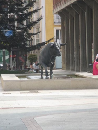 Foto: Escultura de un toro bravo - Burgos (Castilla y León), España