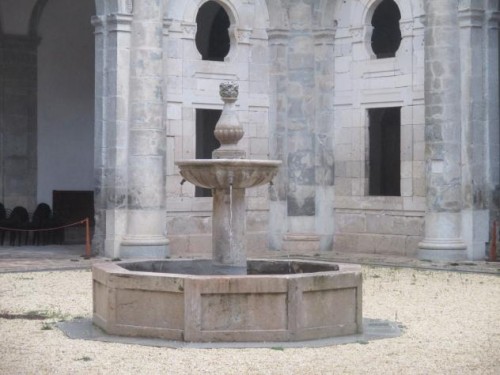 Foto: Fuente en el claustro de la catedral - Cuenca (Castilla La Mancha), España