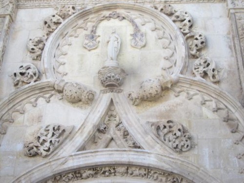 Foto: Detalle de la impresionante portada de la iglesia - Albalate de Zorita (Guadalajara), España