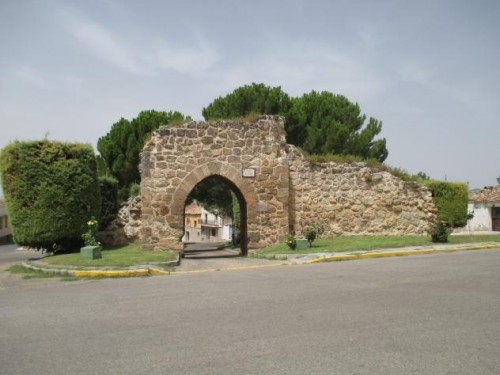 Foto: Puerta en los restos de las antiguas murallas - Almonacid de Zorita (Guadalajara), España
