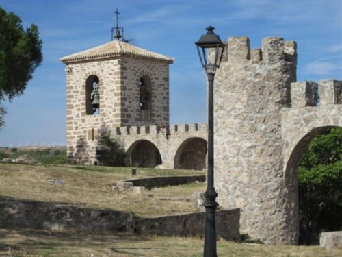 Foto: Campanario desde el parque del Castillo - Almoguera (Guadalajara), España