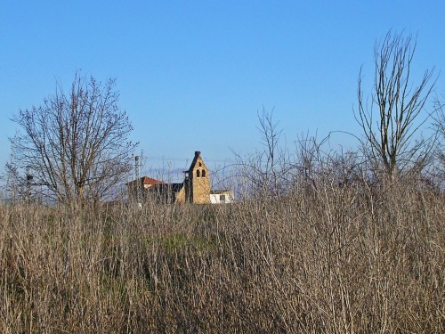 Foto: La iglesia entre los arbustos - Santa Cristina del Páramo (Castilla y León), España