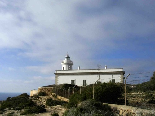 Foto: EL faro bajo el cielo azul - Llucmayor (Illes Balears), España
