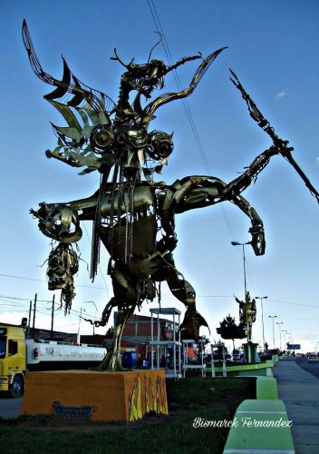 Foto: Escultura de chatarra - Ciudad de Oruro (Oruro), Bolivia