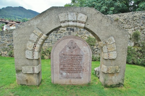Foto: Piedra conmemorativa - Cangas de Onís (Asturias), España