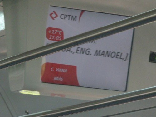 Foto: cartel indicador electrónico en tren local - São Paulo, Brasil