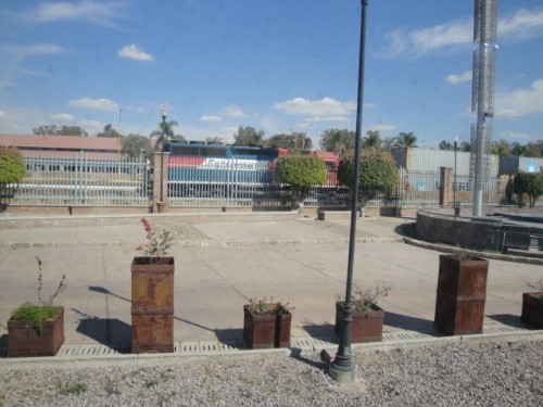Foto: tren pasando frente a la ex estación Aguascalientes, Museo Ferrocarrilero - Aguascalientes, México