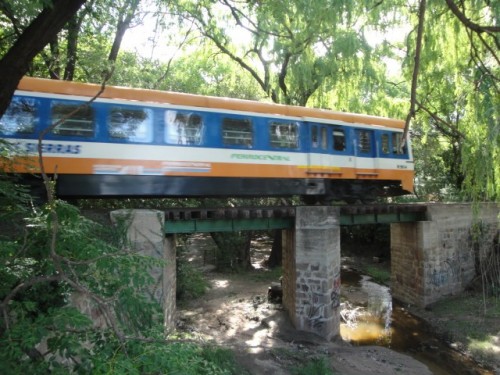 Foto: Tren de las Sierras cruzando el arroyo Suncho Huaico - Bialet Massé (Córdoba), Argentina
