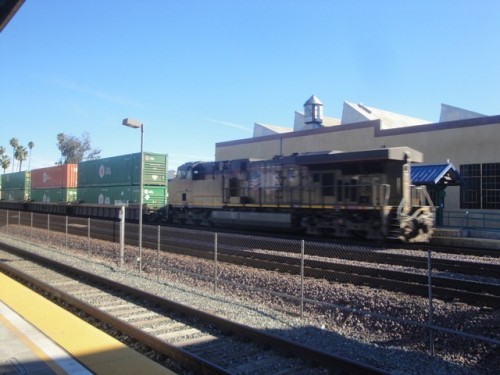 Foto: tren de Norfolk Southern pasando por la estación Riverside - Riverside (California), Estados Unidos