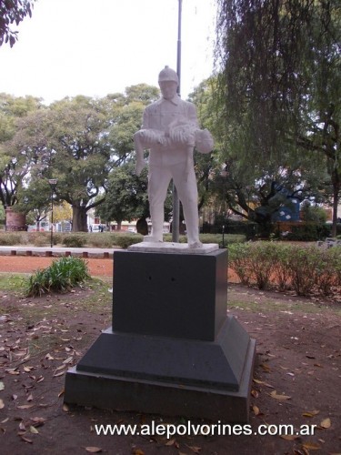Foto: San Martin - Plaza Kennedy - Monumento a Bomberos - San Martin (Buenos Aires), Argentina
