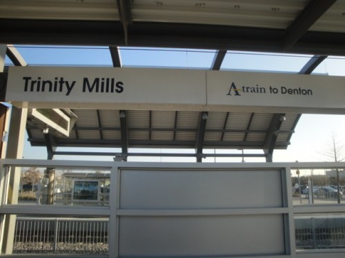 Foto: andén del A-Train en la estación Trinity Mills - Carrollton (Texas), Estados Unidos