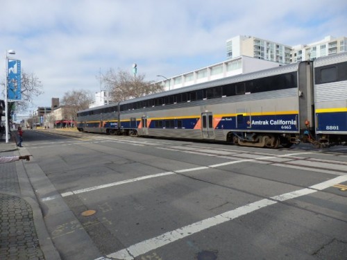 Foto: el Capitol Corridor de Amtrak California circulando por la calle - Oakland (California), Estados Unidos