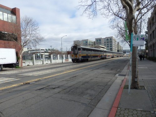 Foto: el Capitol Corridor de Amtrak California circulando por la calle - Oakland (California), Estados Unidos