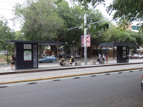 Foto: parada de metrotranvía - Mendoza, Argentina