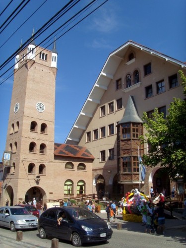 Foto: Municipalidad y Torre del Reloj - Villa General Belgrano (Córdoba), Argentina