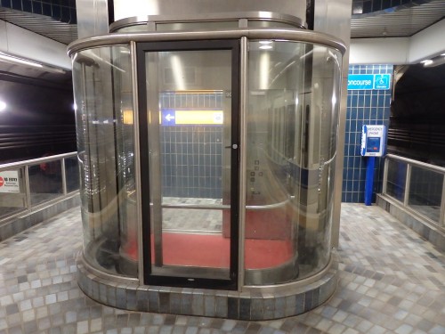 Foto: estación Bay/Enterprise Square del metro; ascensor - Edmonton (Alberta), Canadá